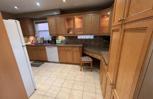 Queen Street Corridor House | Bramalea City Centre BNB-Full Privacy,24X7 Checkin