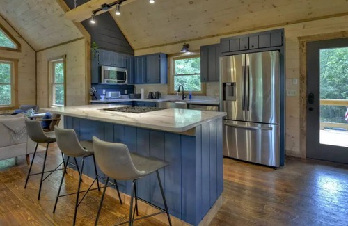 Blue Ridge Cabin | Bramble Cabin with Hot Tub, 7 min to Downtown BR!