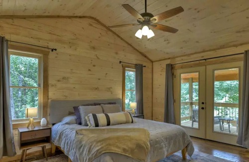 Blue Ridge Cabin | Bramble Cabin with Hot Tub, 7 min to Downtown BR!