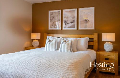 Henley House | Bramble Cottage - Views & Parking - 6 Guests