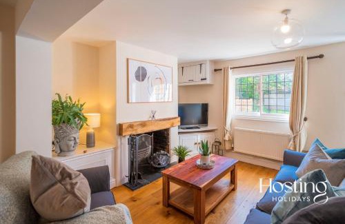 Henley House | Bramble Cottage - Views & Parking - 6 Guests