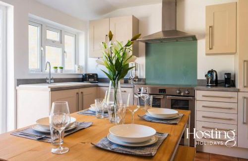 Henley House | Bramble Cottage - Views & Parking - 6 Guests
