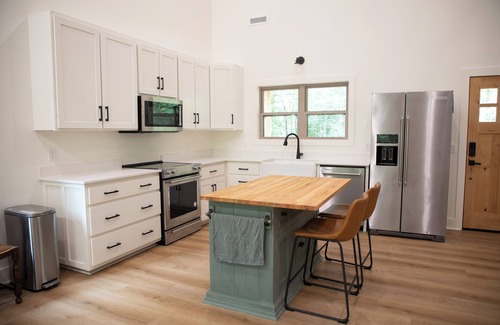 Winslow Cabin | Brambleberry Cottage on 18 acres with stocked fishing hole near Devils Den.