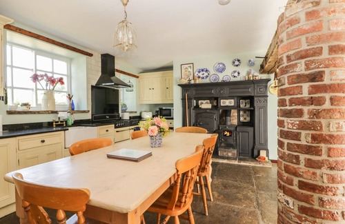Winestead Cottage | BRAMHILL BARNS, family friendly, with hot tub in Burton Pidsea