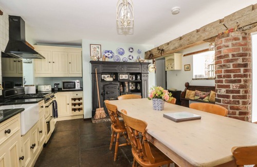 Winestead Cottage | BRAMHILL BARNS, family friendly, with hot tub in Burton Pidsea