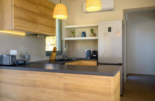 Agios Nikolaos House | Branch Suite w Shared Pool by Roots Suites