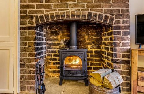 Loughborough House | Brand Hill Cottage with Hot Tub