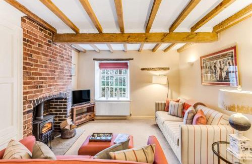Loughborough House | Brand Hill Cottage with Hot Tub