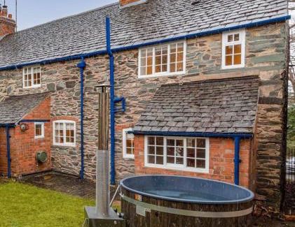 Loughborough House | Brand Hill Cottage with Hot Tub