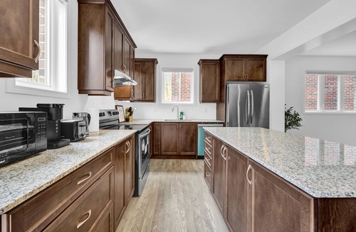 Kitchener House | Brand New 2Storey+Ping Pong+65" TV