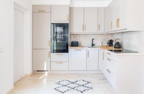 Cacilhas Apartment | Brand New! 3-bedroom Apartment with Private Sunny Patio in Cacilhas!