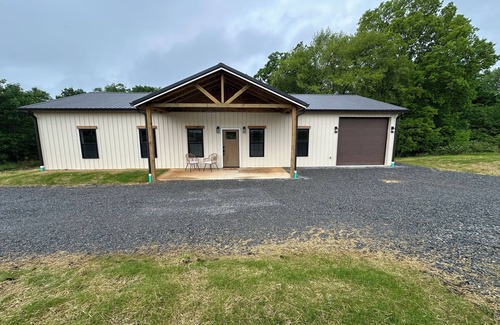 Nancy House | BRAND NEW 3 Bedroom Modern Barndominium at Lake Cumberland .5 mi to boat launch!