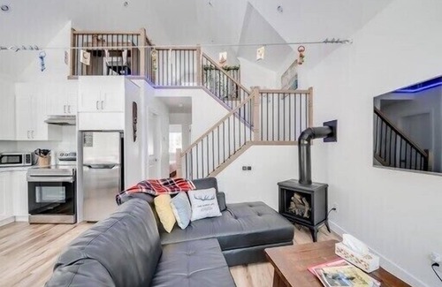 Sunshine Valley Cabin | Brand New 3bedroom cabin w/views &indoor fireplace