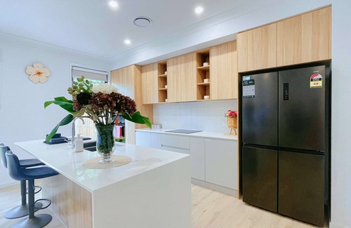 Gold Coast House | Brand New, 3BR Modern Comfort Oasis,WIFI,Parking
