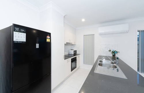 Park Ridge House | Brand New 4BR Family Oasis Easy Brisbane Access