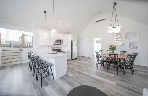 Kismet House | BRAND NEW - 8 Bedroom, 4 bathroom house with BEAUTIFUL BAY VIEWS- Kismet!