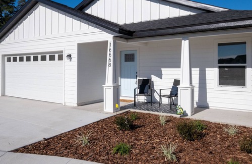 High Springs House | Brand New Bright and Airy Home- Sleeps 8 - Close to Springs and Gainesville