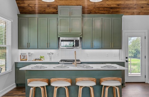Jones Mills Cabin | Brand New Cabin w/Hot Tub, King Beds, 5m from Lake Hamilton, "Guest Favorite"