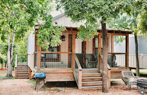 Seguin Cabin | Brand new Cabin with Pool, hot tub, kayaking, paddle boarding & hiking! - SG18
