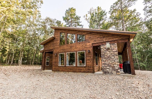 Broken Bow House | Brand New Calvert's Copper Cabin for Couples, Hot Tub, Free Firewood