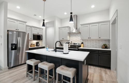 Lawrence Apartment | Brand New Cool Comfy Lawrence Retreat Duplex