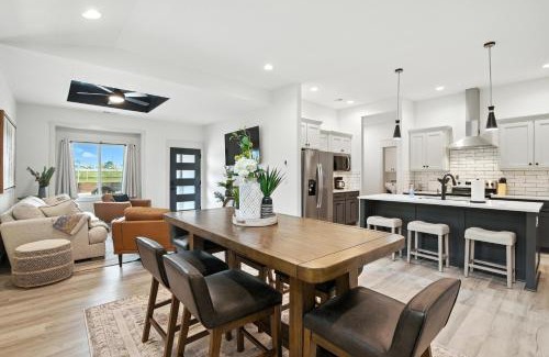 Lawrence Apartment | Brand New Cool Comfy Lawrence Retreat Duplex