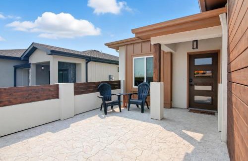 Lawrence Apartment | Brand New Cool Comfy Lawrence Retreat Duplex