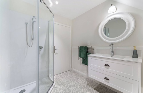 Coatesville House | Brand New Cosy Traditional BnB with Rural Views