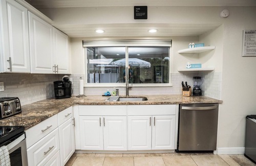 Apollo Beach House | BRAND NEW, COVERED Heated Pool, Baja Ledge, Hot Tub, Large home PS5, WIFI, AC