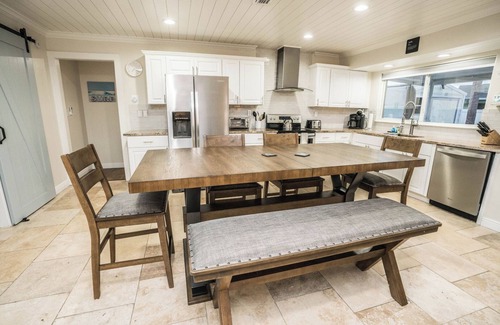 Apollo Beach House | BRAND NEW, COVERED Heated Pool, Baja Ledge, Hot Tub, Large home PS5, WIFI, AC