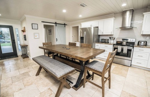 Apollo Beach House | BRAND NEW, COVERED Heated Pool, Baja Ledge, Hot Tub, Large home PS5, WIFI, AC