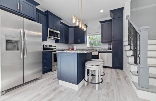 Port Richey House | Brand-New Downtown Retreat – Firepit, Grill, Smart TVs & Walkable to Dining, Parks & Cottee River!