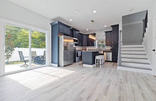 Port Richey House | Brand-New Downtown Retreat – Firepit, Grill, Smart TVs & Walkable to Dining, Parks & Cottee River!