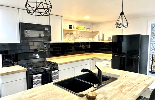 Detroit Apartment | Brand new guest house urban oasis