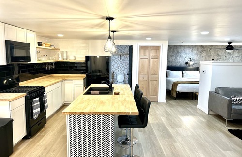 Detroit Apartment | Brand new guest house urban oasis