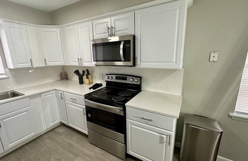 Lawton House | Brand new- just remodeled! Adjustable base beds! Close to Ft. Sill!High end Home