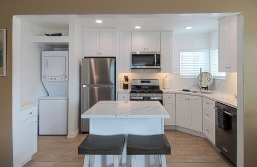 West Newport Apartment | Brand New Kitchen and all new furnishings – 11 Houses to the Sand!