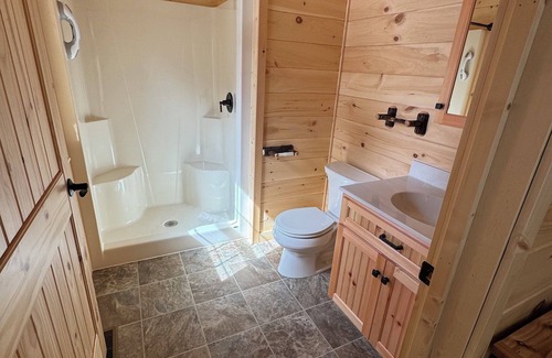 Inlet Cabin | BRAND-NEW LAKEFRONT LODGEnBlack Bear Lodges - The Bear's Lair Lodge