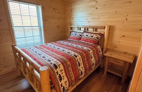 Inlet Cabin | BRAND-NEW LAKEFRONT LODGEnBlack Bear Lodges - The Bear's Lair Lodge