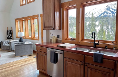 Antler Ridge House | BRAND NEW LISTING! Gorgeous Private Big Sky Cabin!