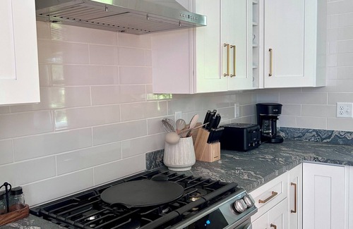 Freeport Condo | Brand New Listing! n3 Bedrooms, all En Suite- Yellow Door Guesthouse
