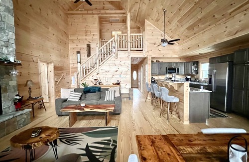 Lake Lure House | Brand new Log cabin with PRIVATE HOT TUB overlooking Lake Lure!
