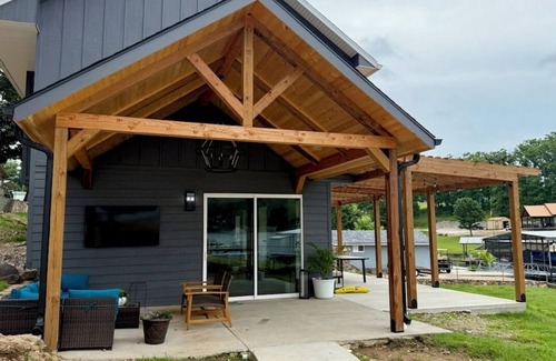 Lake of the Ozarks House | Brand new luxurious 3-bedroom home w/huge dock in Captain Ron's cove
