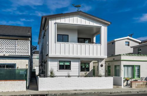 Balboa Peninsula House | BRAND NEW Luxury 1 Bedroom Condo Steps from the Beach