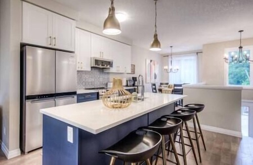 Rosemount House | BRAND-NEW LUXURY SUITE in DOON SOUTH, min to 401