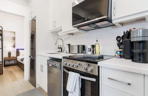 Grange Park Hotel | Brand New Luxury Suite—Heart of Toronto, Sleeps 10