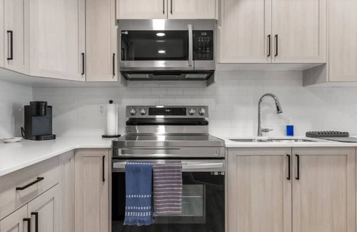 Calgary Condo | Brand New Luxury Walk-out Suite - Calgaryn