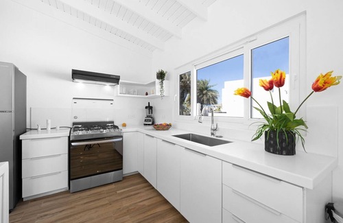 Esmeralda Villa | Brand NEW Modern 3ba3ba Villa With Pool and Patio