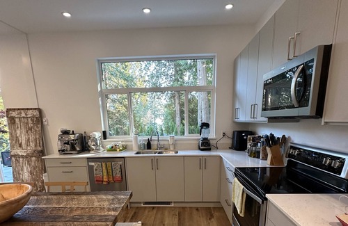 Gibsons House | Brand new Modern Coastal Retreat with Gourmet Kitchen
