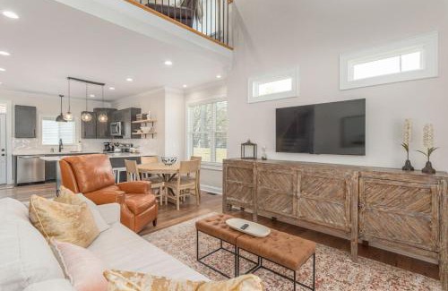 Travelers Rest House | Brand New Modern House - Walk to Main Street